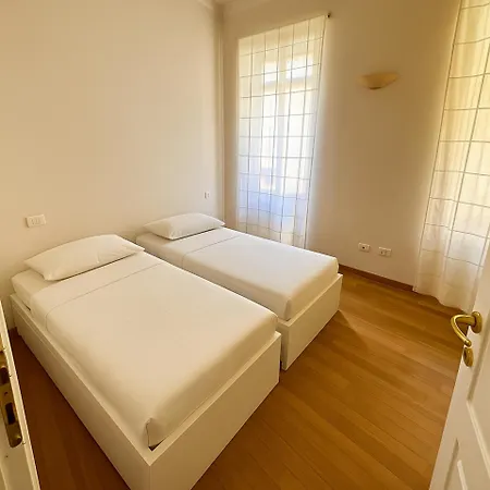 Charming Vintage Flat Only 1 Min Walk From Monte Carlo Apartment *
