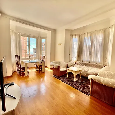 Charming Vintage Flat Only 1 Min Walk From Monte Carlo *